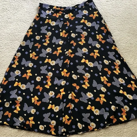Skirt - prettiest little butterfly and daisies skirt that buttons down the front - Picture 2 of 10